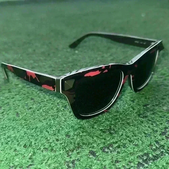 Valentino - Picture 2 of 4